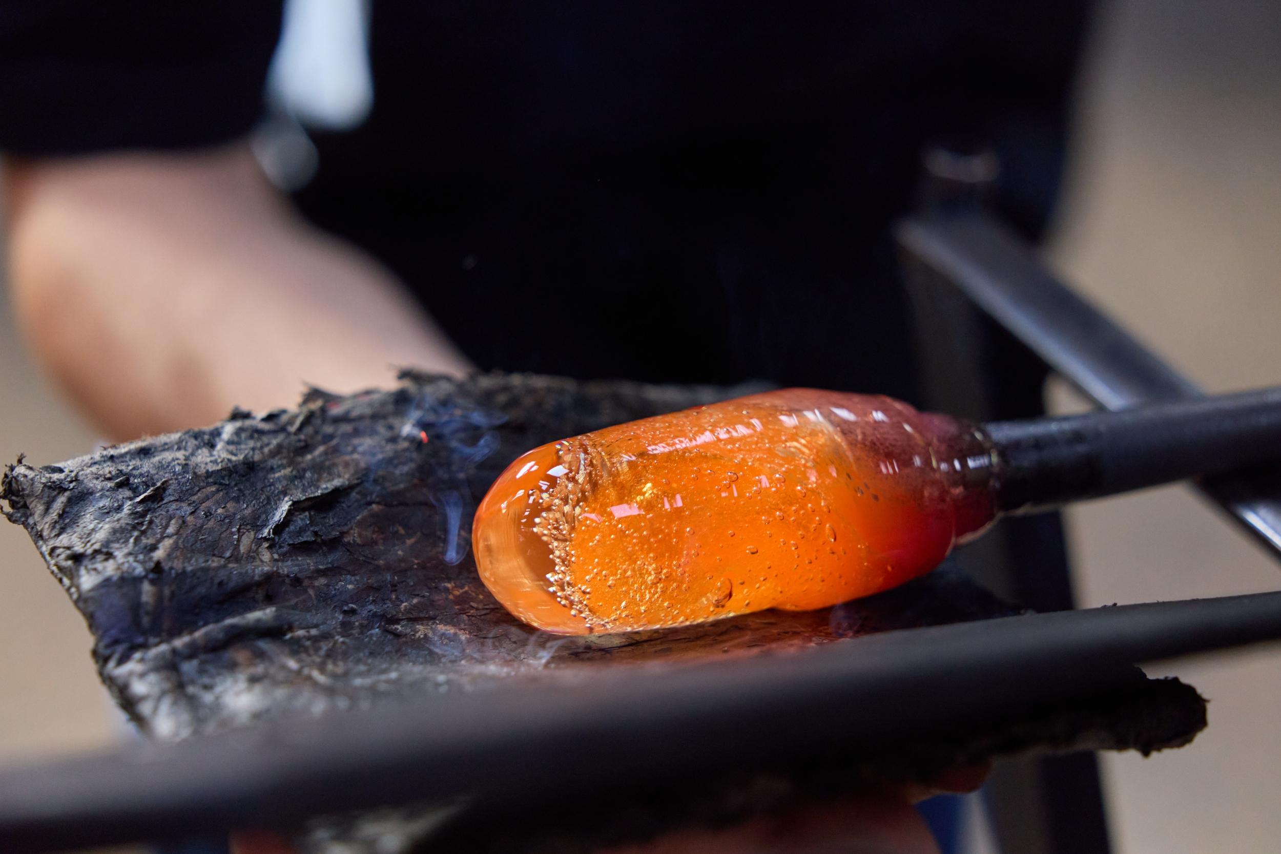 Fabriquez vos petites décorations en verre soufflé avec Elowan et Thomas - Image n°5 - Wecandoo