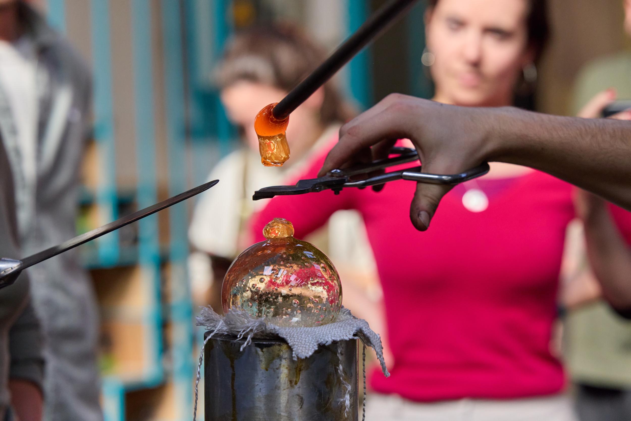 Fabriquez vos petites décorations en verre soufflé avec Elowan et Thomas - Image n°9 - Wecandoo