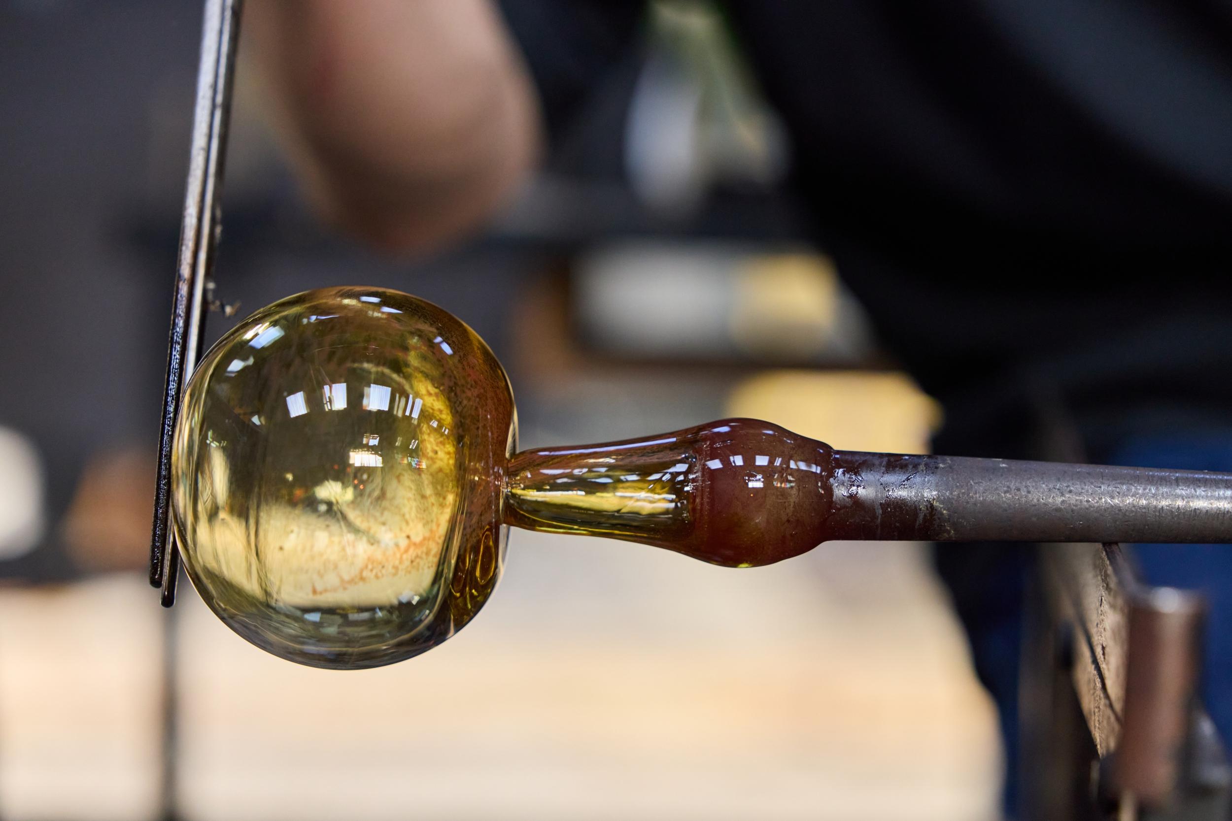 Fabriquez vos petites décorations en verre soufflé avec Elowan et Thomas - Image n°1 - Wecandoo