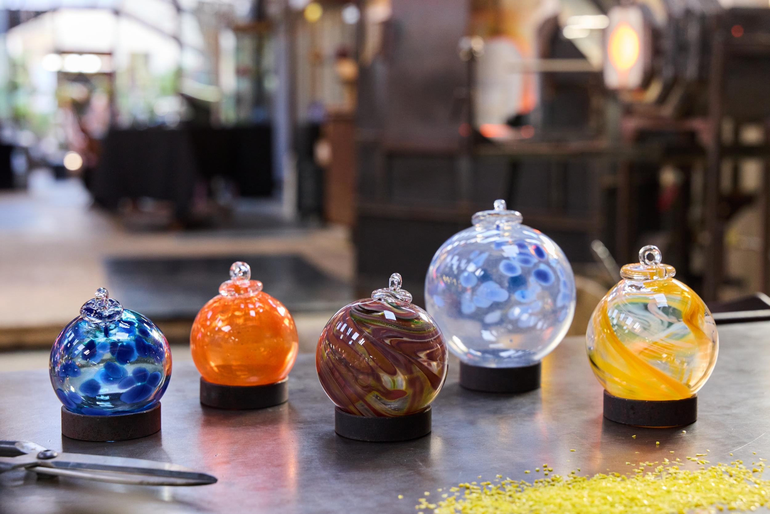 Fabriquez vos petites décorations en verre soufflé avec Elowan et Thomas - Image n°4 - Wecandoo