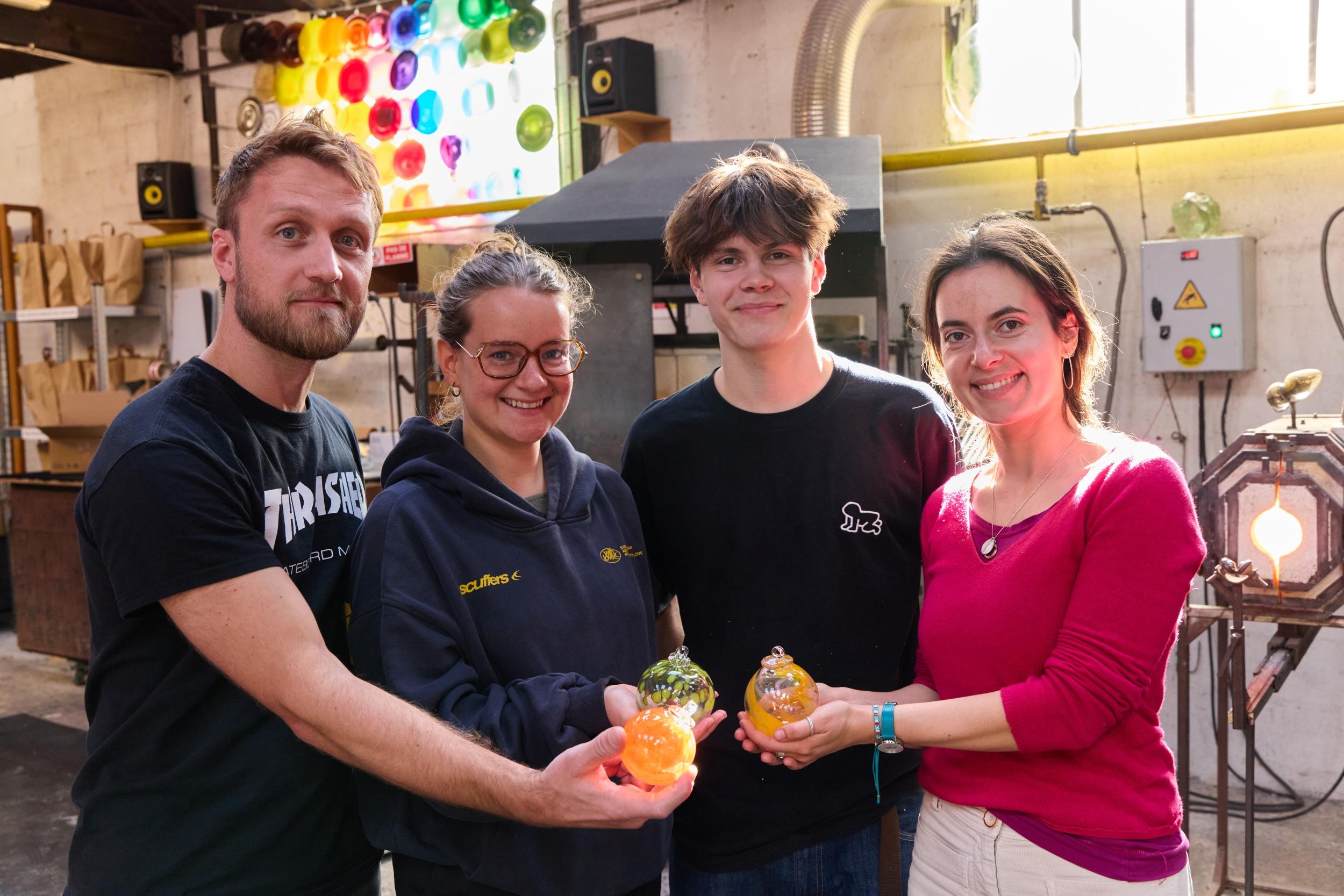 Fabriquez vos petites décorations en verre soufflé avec Elowan et Thomas - Image n°2 - Wecandoo