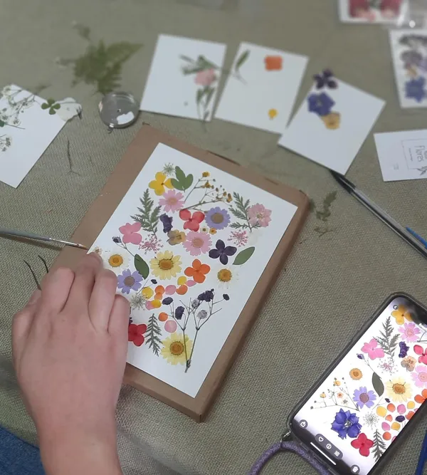 Initiez-vous à l’art des fleurs pressées avec Hélène, Fred et Marion - Image n°4 - Wecandoo