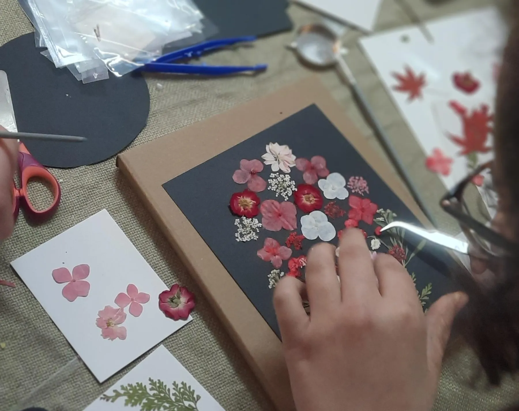 Initiez-vous à l’art des fleurs pressées avec Hélène, Fred et Marion - Afbeelding nr. 5 - Wecandoo