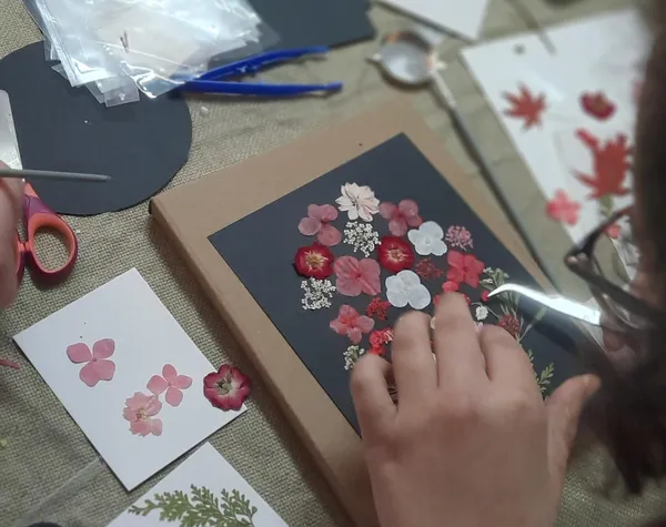 Initiez-vous à l’art des fleurs pressées avec Hélène, Fred et Marion - Image n°5 - Wecandoo