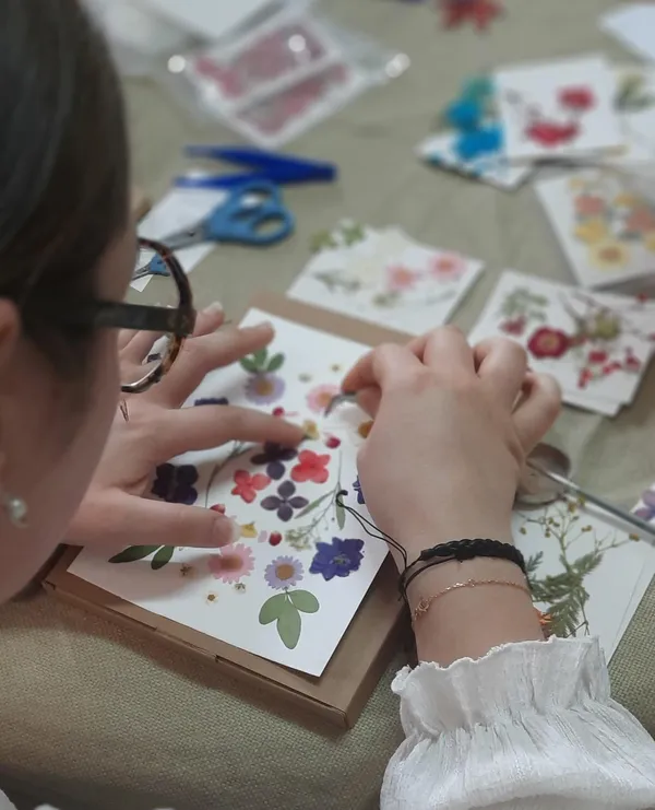 Initiez-vous à l’art des fleurs pressées avec Hélène, Fred et Marion - Image n°2 - Wecandoo