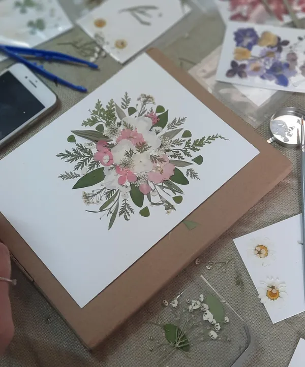 Initiez-vous à l’art des fleurs pressées avec Hélène, Fred et Marion - Image n°3 - Wecandoo