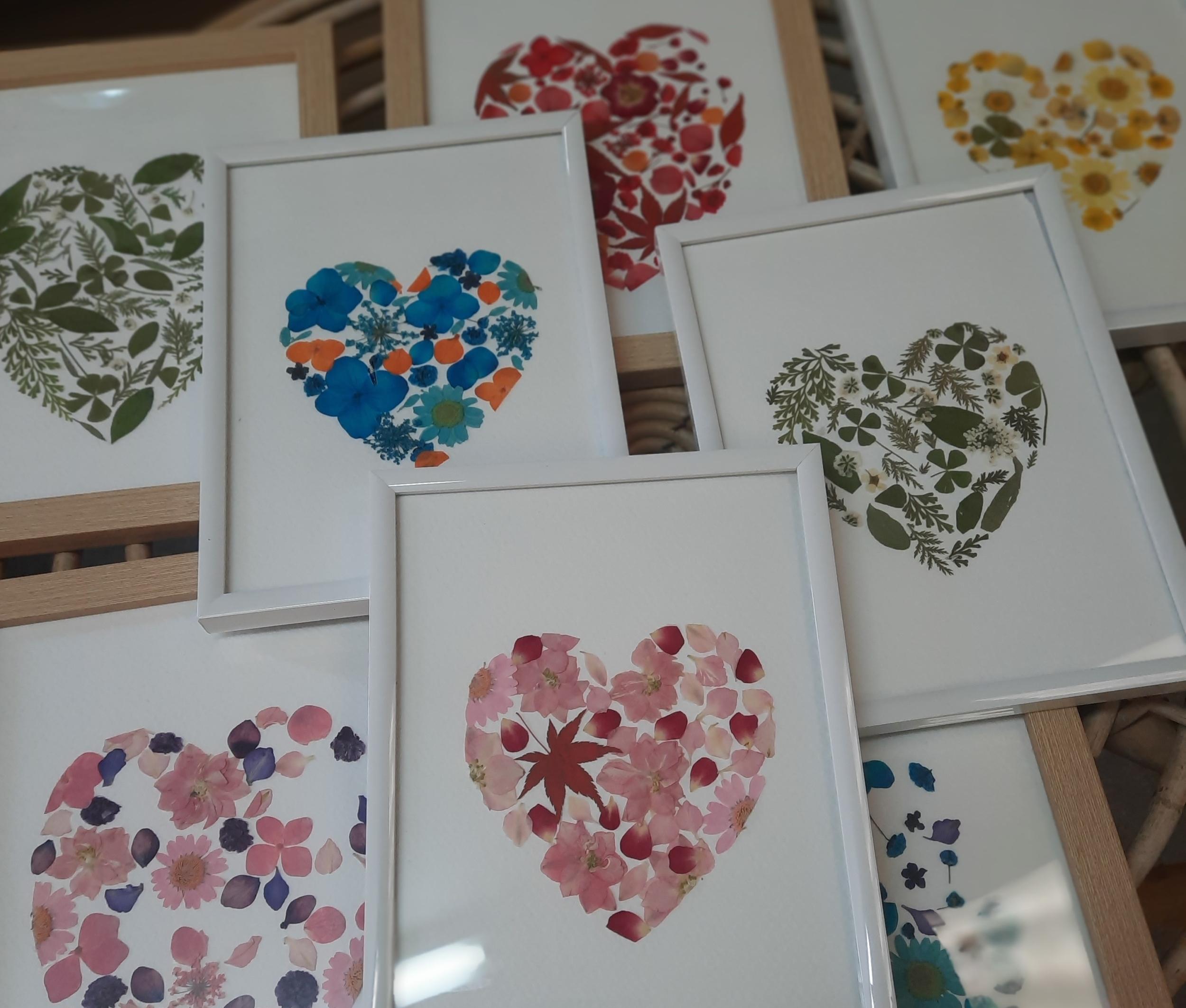 Initiez-vous à l’art des fleurs pressées avec Hélène, Fred et Marion - Image n°5 - Wecandoo