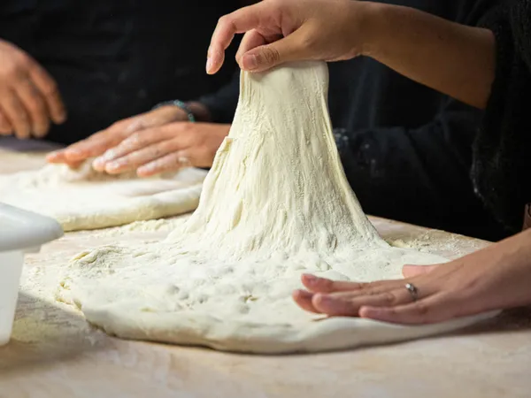 Réalisez votre pâte à pizza et votre pizza traditionnelle avec Badr - Image n°4 - Wecandoo