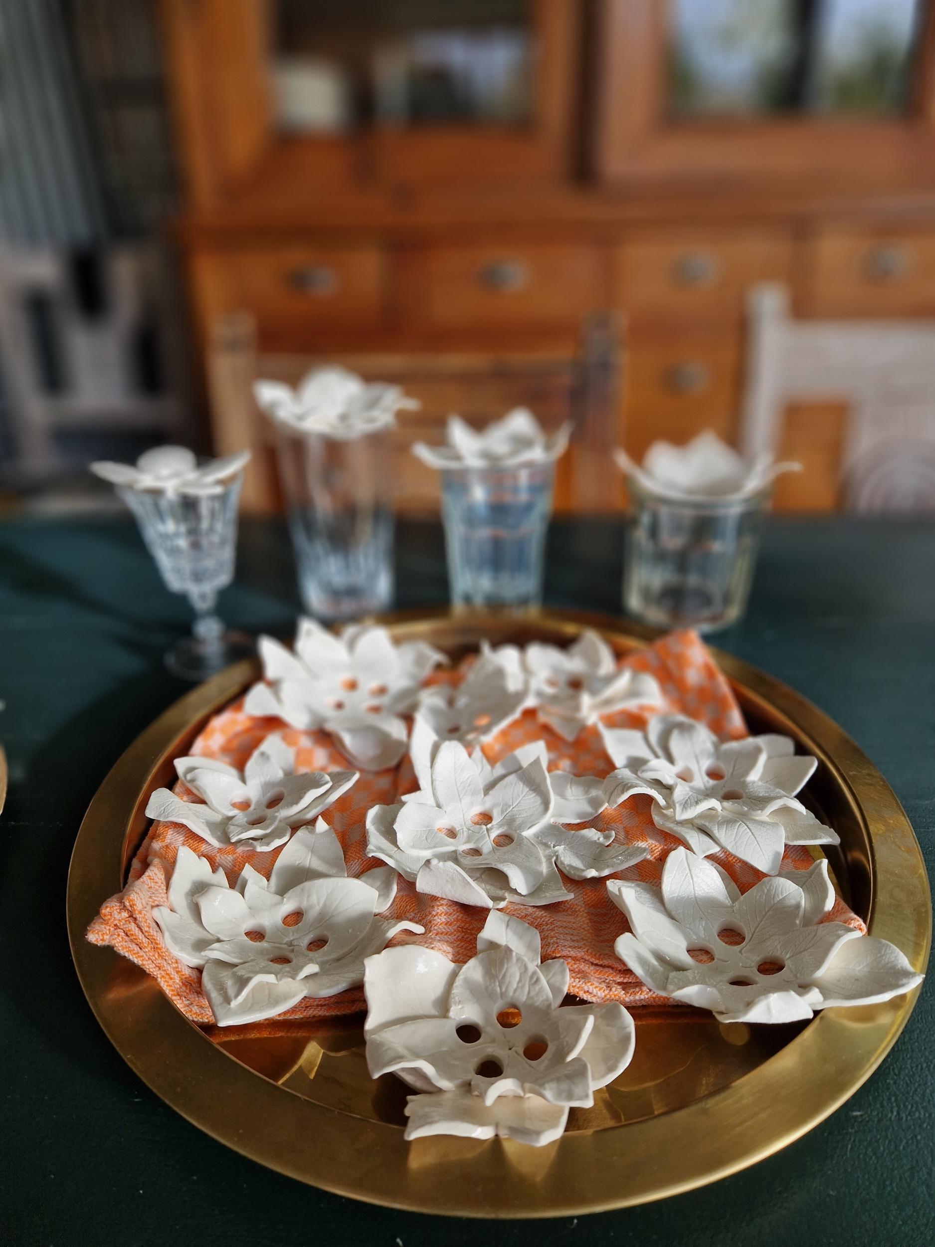 Réalisez vos pique-fleur en porcelaine avec des empreintes végétales avec Emmanuelle - Image n°10 - Wecandoo