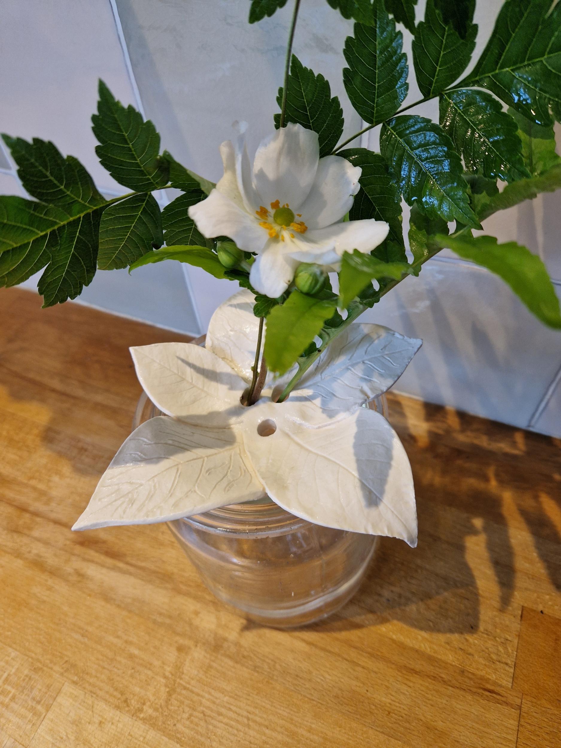 Réalisez vos pique-fleur en porcelaine avec des empreintes végétales avec Emmanuelle - Image n°1 - Wecandoo