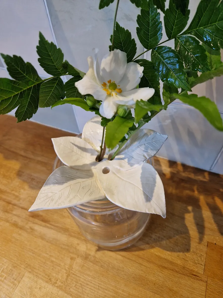 Réalisez vos pique-fleur en porcelaine avec des empreintes végétales avec Emmanuelle - Image n°1 - Wecandoo