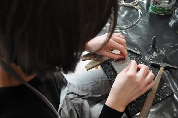 Fabriquez vos petites créoles martelées en argent avec Hélène - Afbeelding nr. 2 - Wecandoo