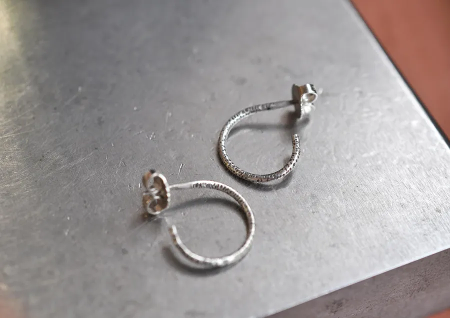 Fabriquez vos petites créoles martelées en argent avec Hélène - Afbeelding nr. 1 - Wecandoo