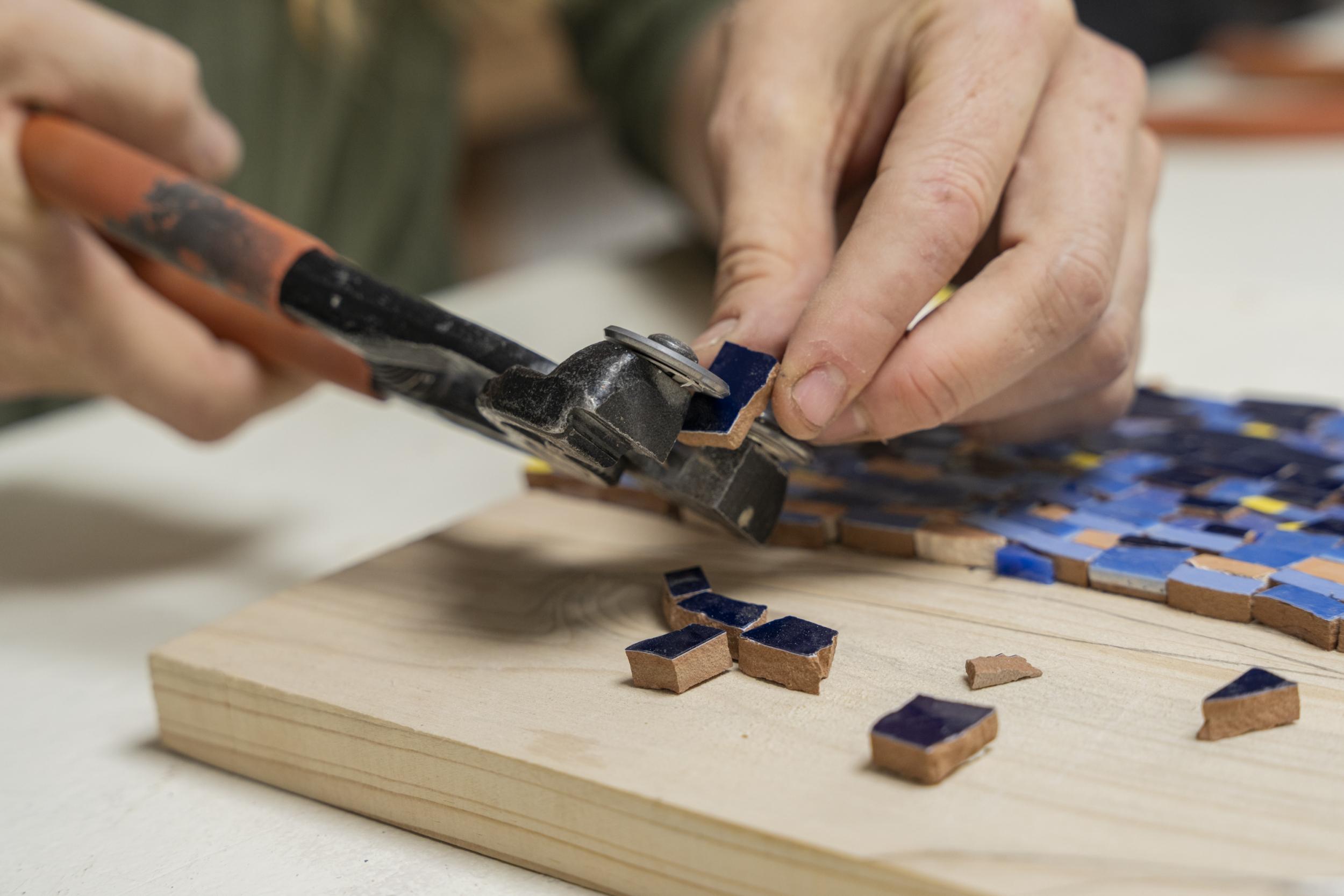 Initiez-vous à la mosaïque contemporaine avec Charlotte et son équipe - Image n°2 - Wecandoo