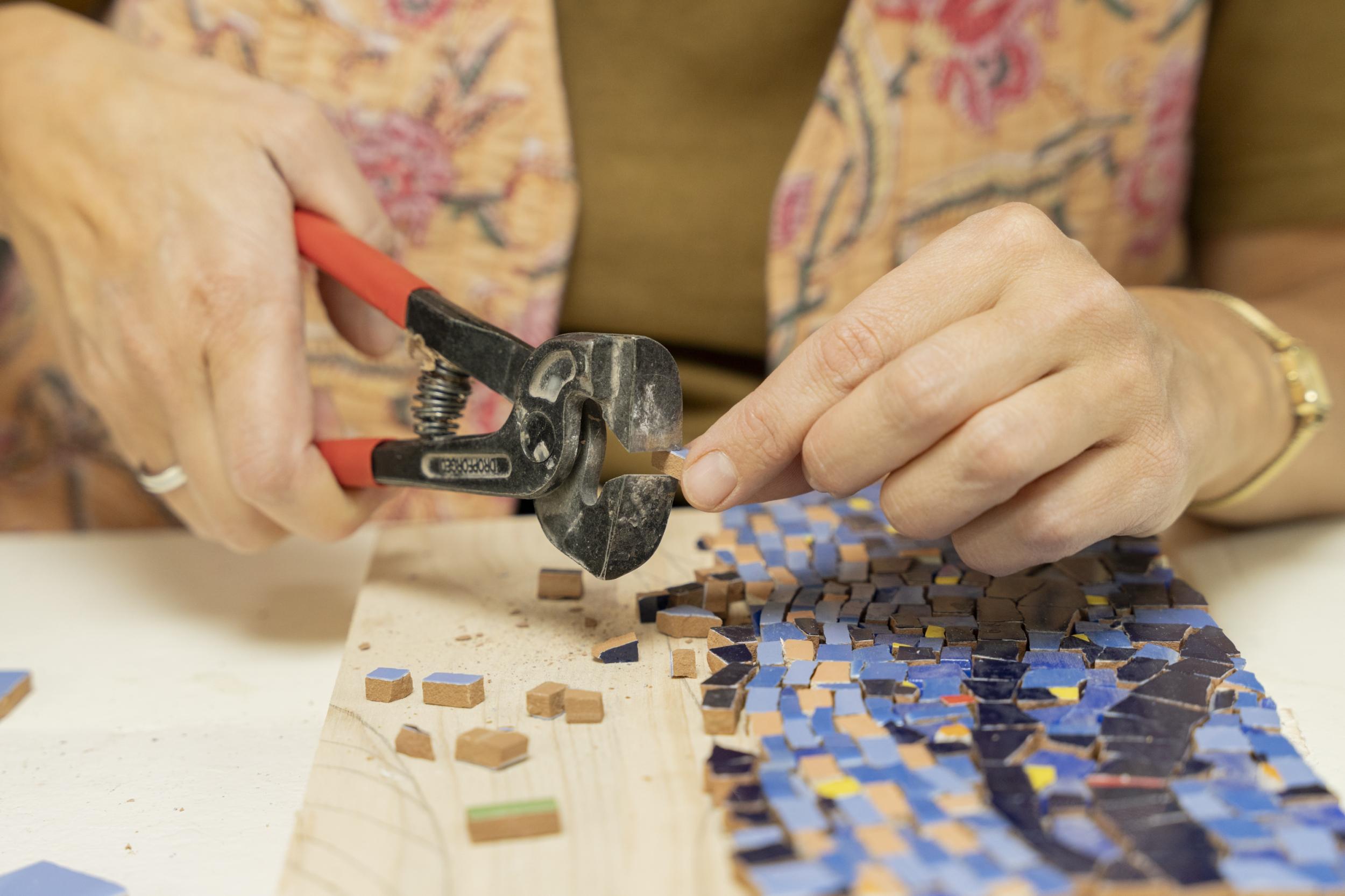 Initiez-vous à la mosaïque contemporaine avec Charlotte et son équipe - Image n°6 - Wecandoo