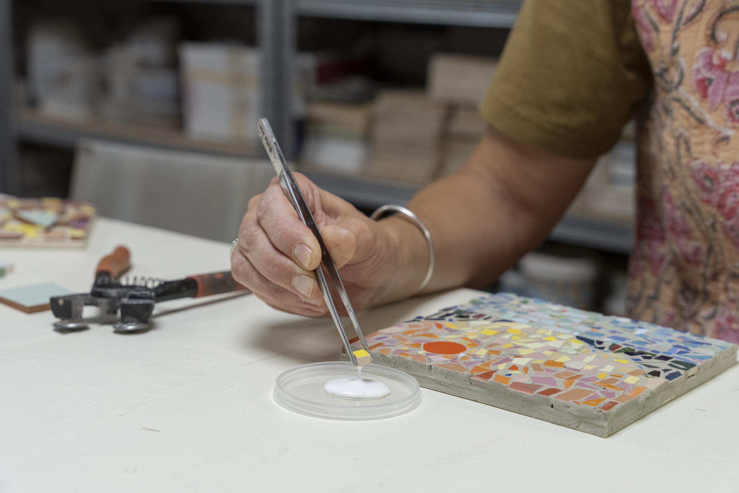 Initiez-vous à la mosaïque contemporaine avec Charlotte et son équipe - Image n°5 - Wecandoo