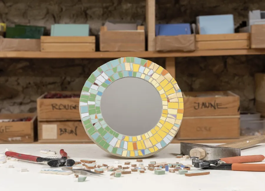 Initiez-vous à la mosaïque contemporaine avec Charlotte et son équipe - Image n°1 - Wecandoo