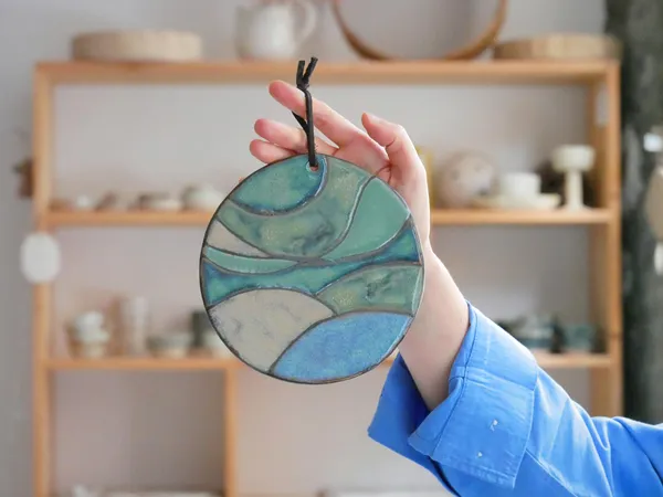 Initiez-vous aux émaux cloisonnés sur céramique