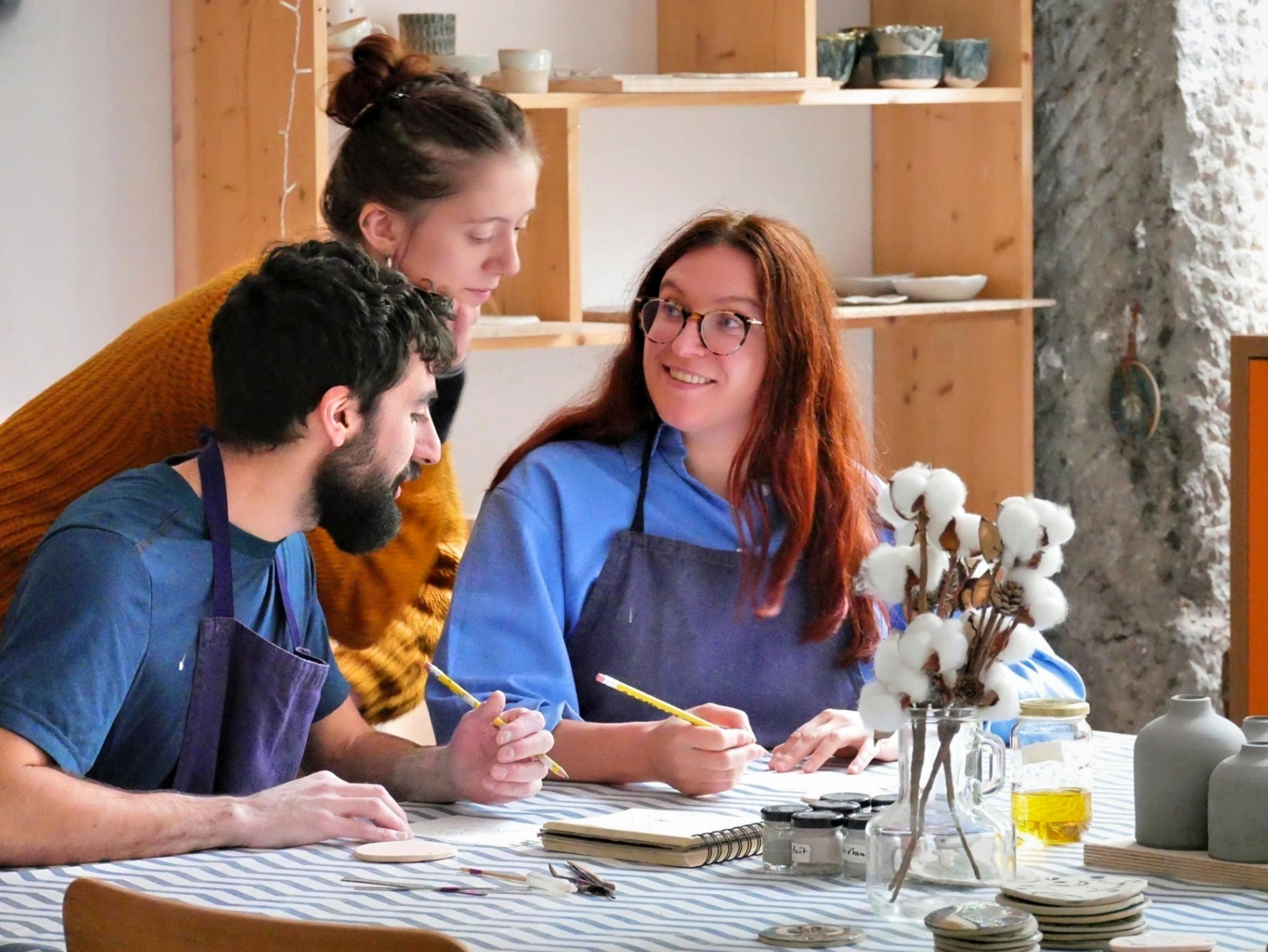 Initiez-vous à la technique des émaux cloisonnés sur céramique avec Louise - Image n°6 - Wecandoo