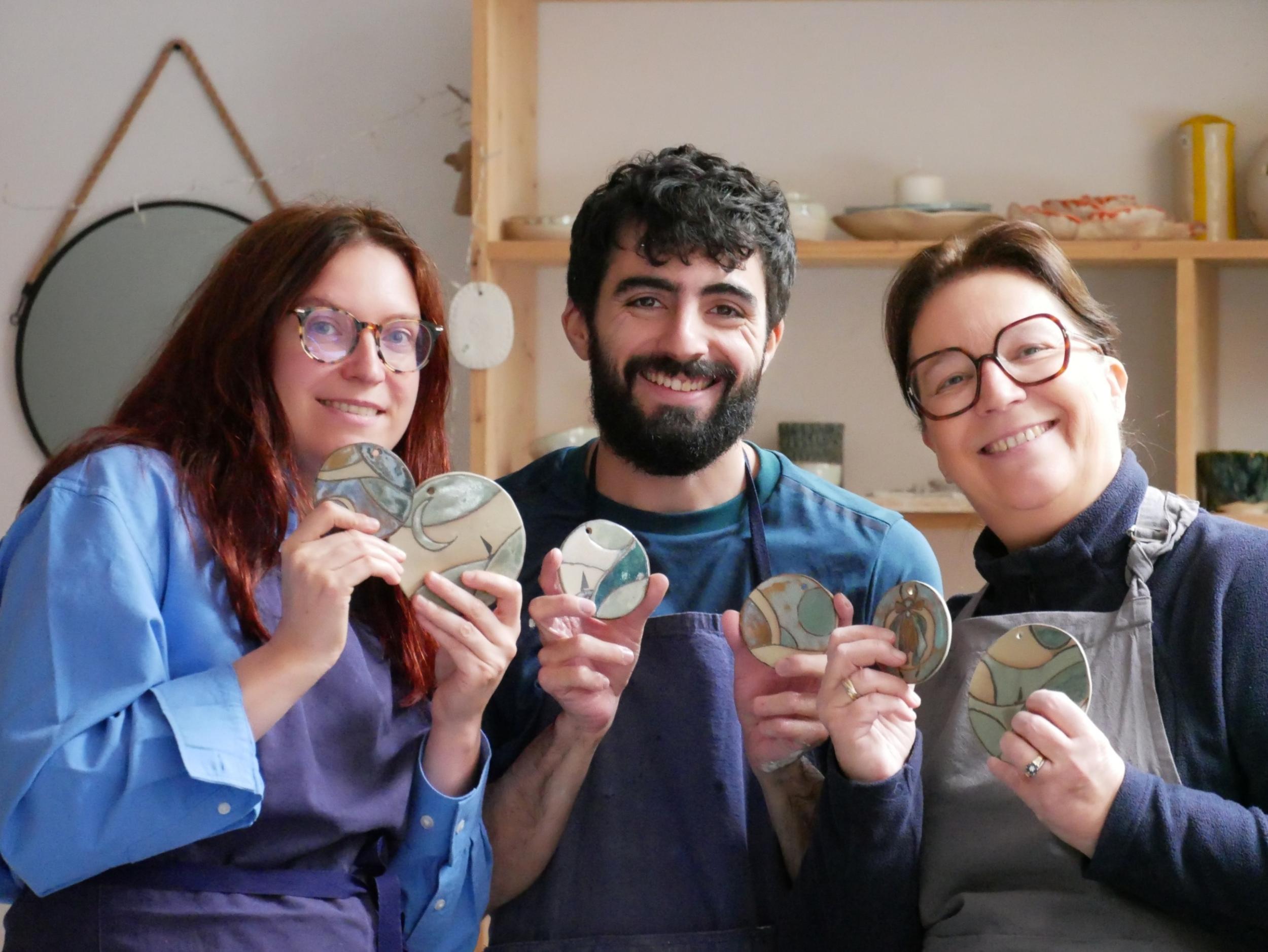 Initiez-vous à la technique des émaux cloisonnés sur céramique avec Louise - Image n°4 - Wecandoo