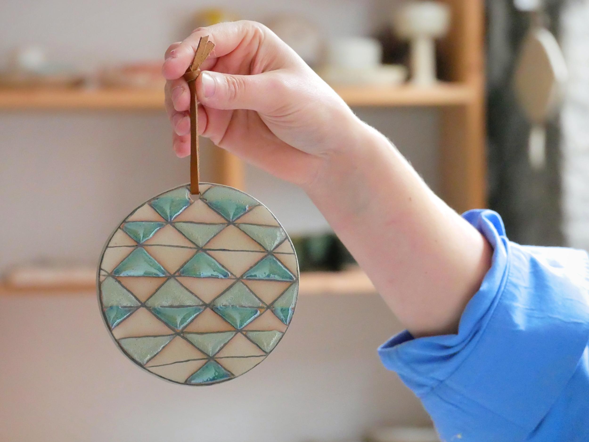 Initiez-vous à la technique des émaux cloisonnés sur céramique avec Louise - Image n°5 - Wecandoo