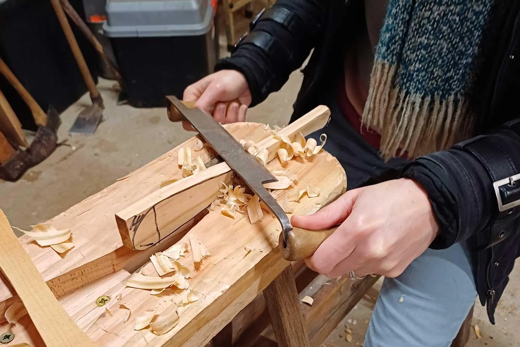 Sculptez votre création en bois lors d'une randonnée avec des ânes et avec Julien - Image n°1 - Wecandoo