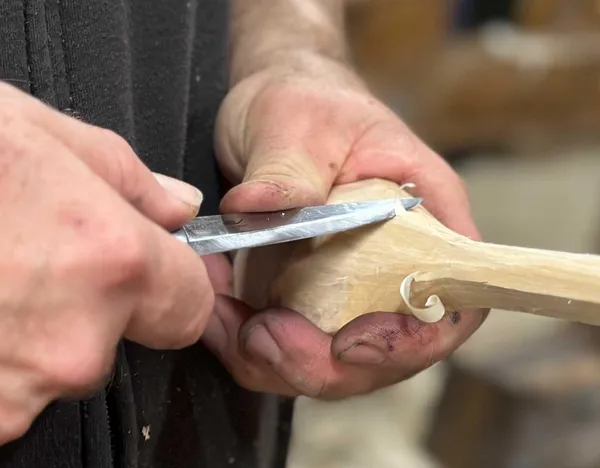 Sculptez votre création en bois lors d'une randonnée avec des ânes et avec Julien - Afbeelding nr. 3 - Wecandoo
