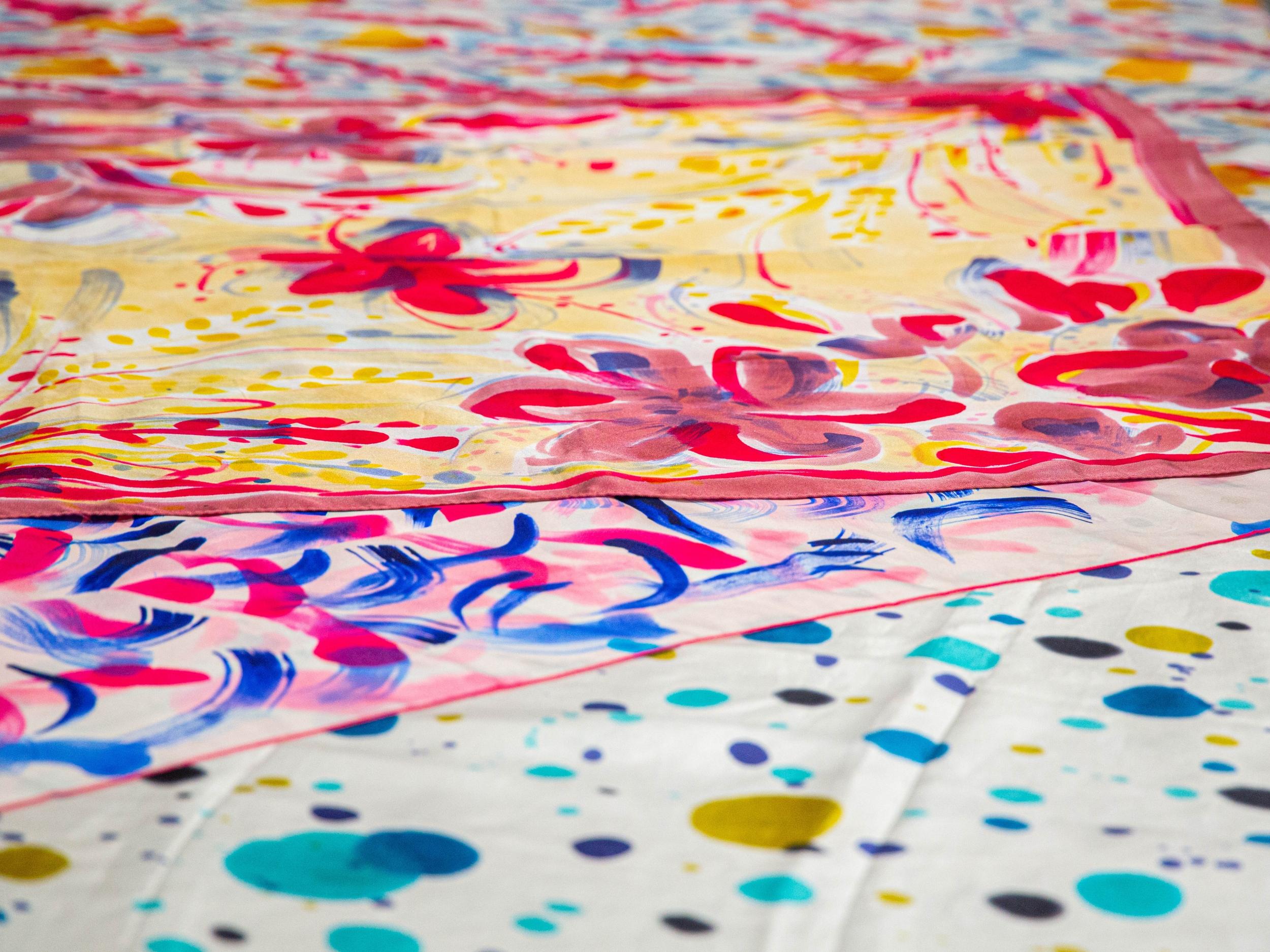 Personnalisez votre carré de soie traditionnel lyonnais - Image n°1 - Wecandoo