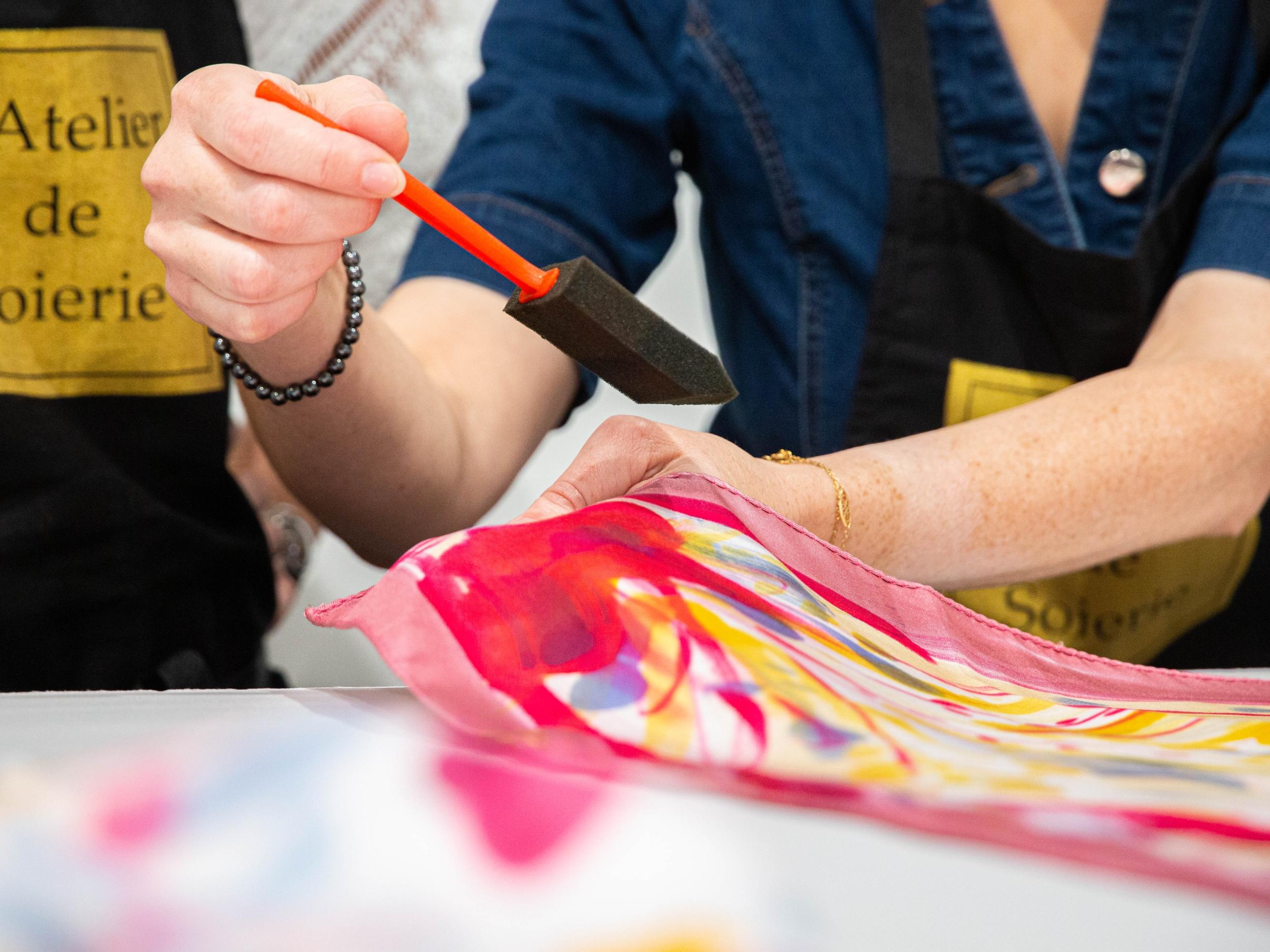 Personnalisez votre carré de soie traditionnel lyonnais - Image n°5 - Wecandoo