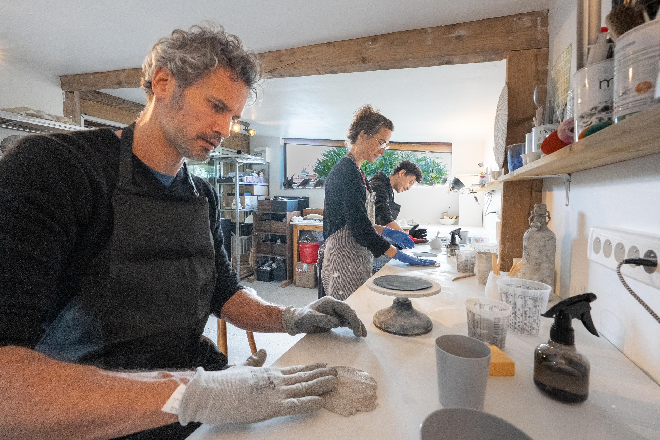 Fabriquez votre lampe design en béton avec Justine - Image n°6 - Wecandoo