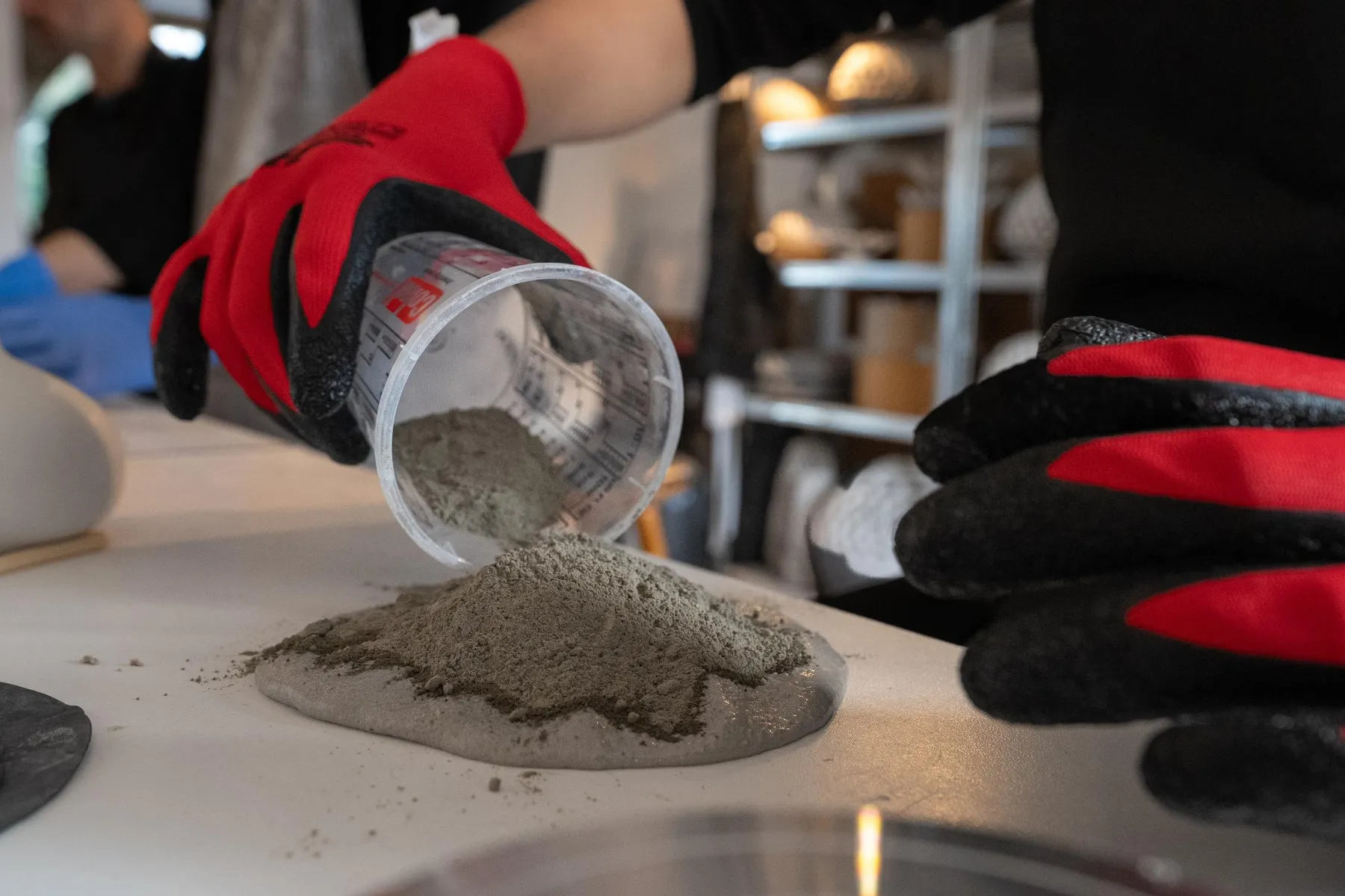 Fabriquez votre lampe design en béton avec Justine - Image n°2 - Wecandoo