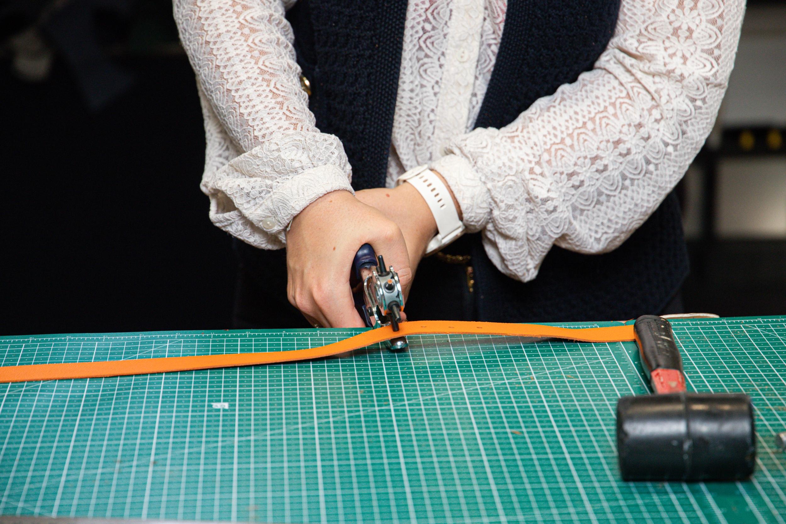 Réalisez votre ceinture en cuir autour d'un apéro avec Joséphine - Image n°5 - Wecandoo