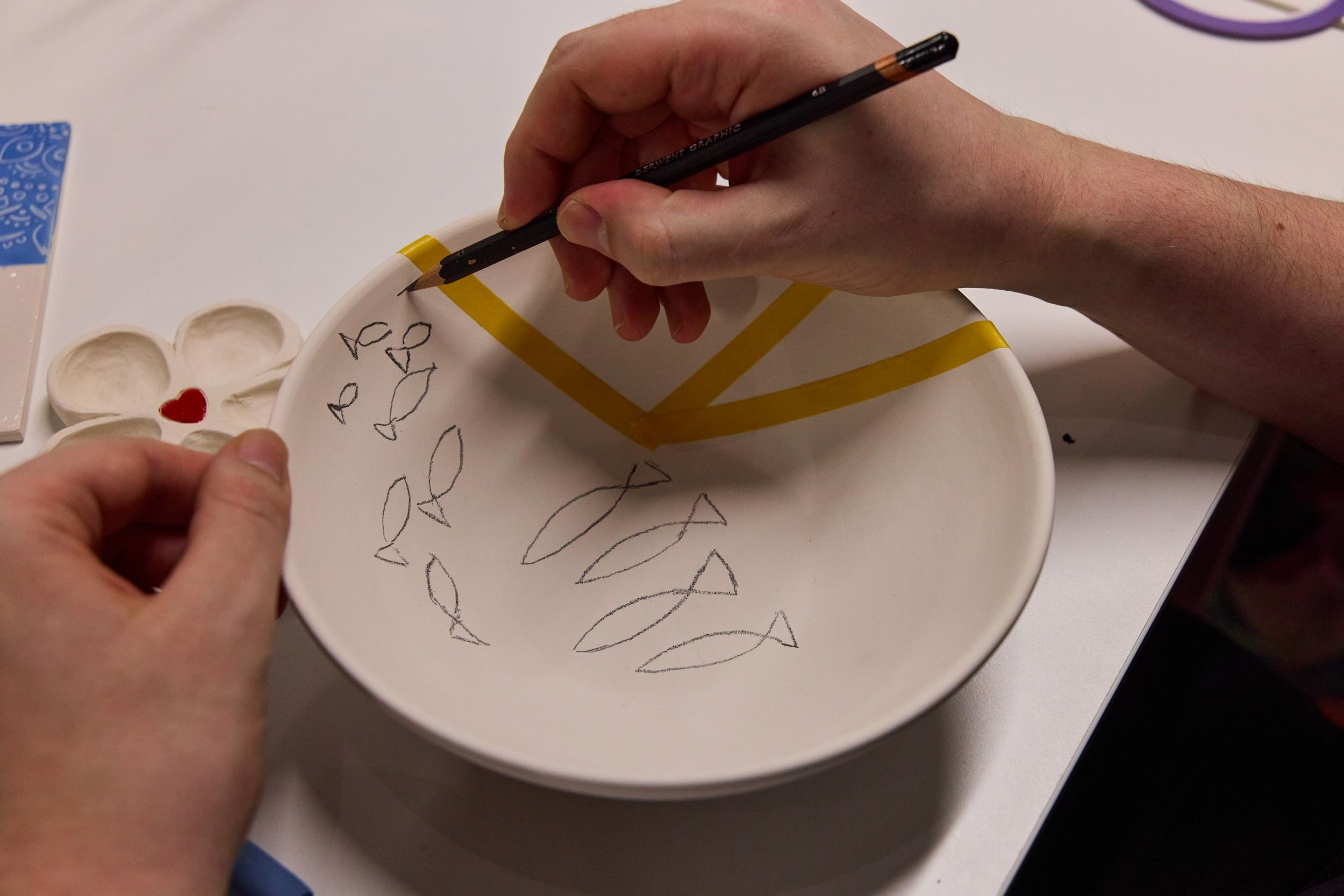 Décorez votre pièce en céramique autour d'une part de pizza et d'un verre de vin avec Emma, Mirella et leur équipe - Image n°1 - Wecandoo