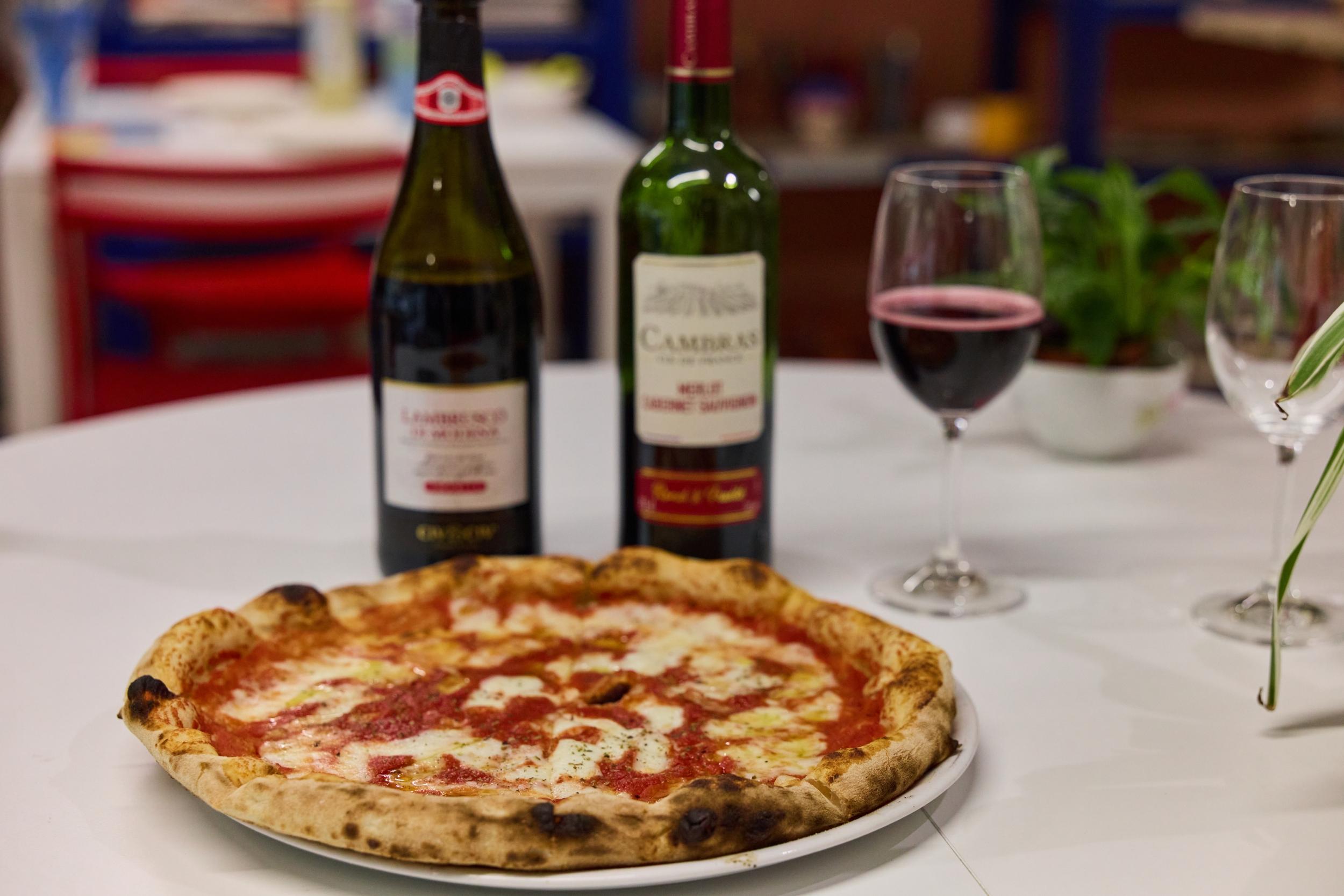 Décorez votre pièce en céramique autour d'une part de pizza et d'un verre de vin avec Emma, Mirella et leur équipe - Image n°5 - Wecandoo