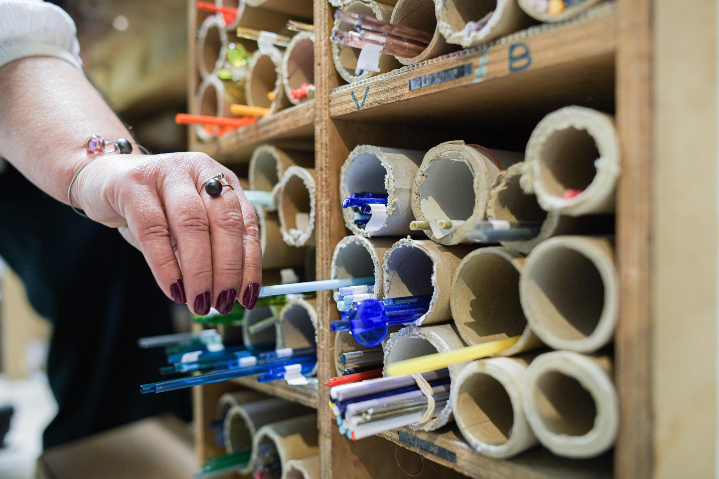 Réalisez votre bouquet de fleurs en verre filé au chalumeau avec Virginie - Image n°5 - Wecandoo