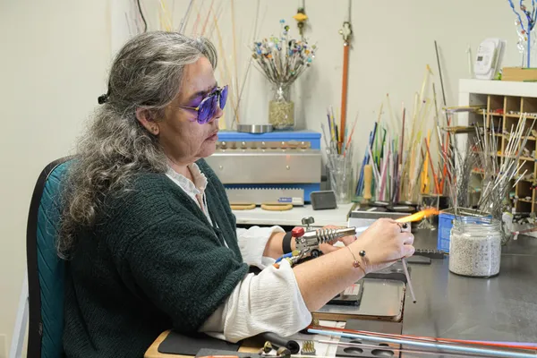 Réalisez votre bouquet de fleurs en verre filé au chalumeau avec Virginie - Image n°3 - Wecandoo