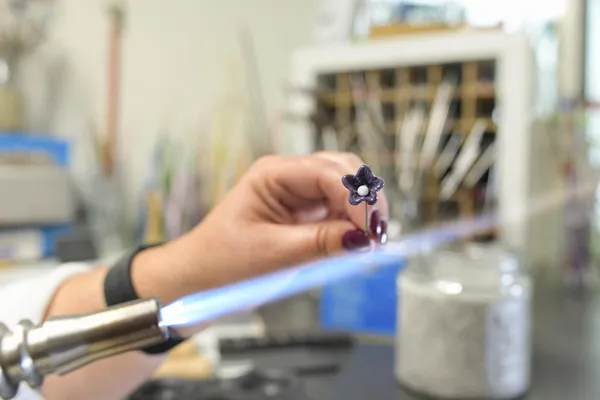 Réalisez votre bouquet de fleurs en verre filé au chalumeau avec Virginie - Image n°1 - Wecandoo