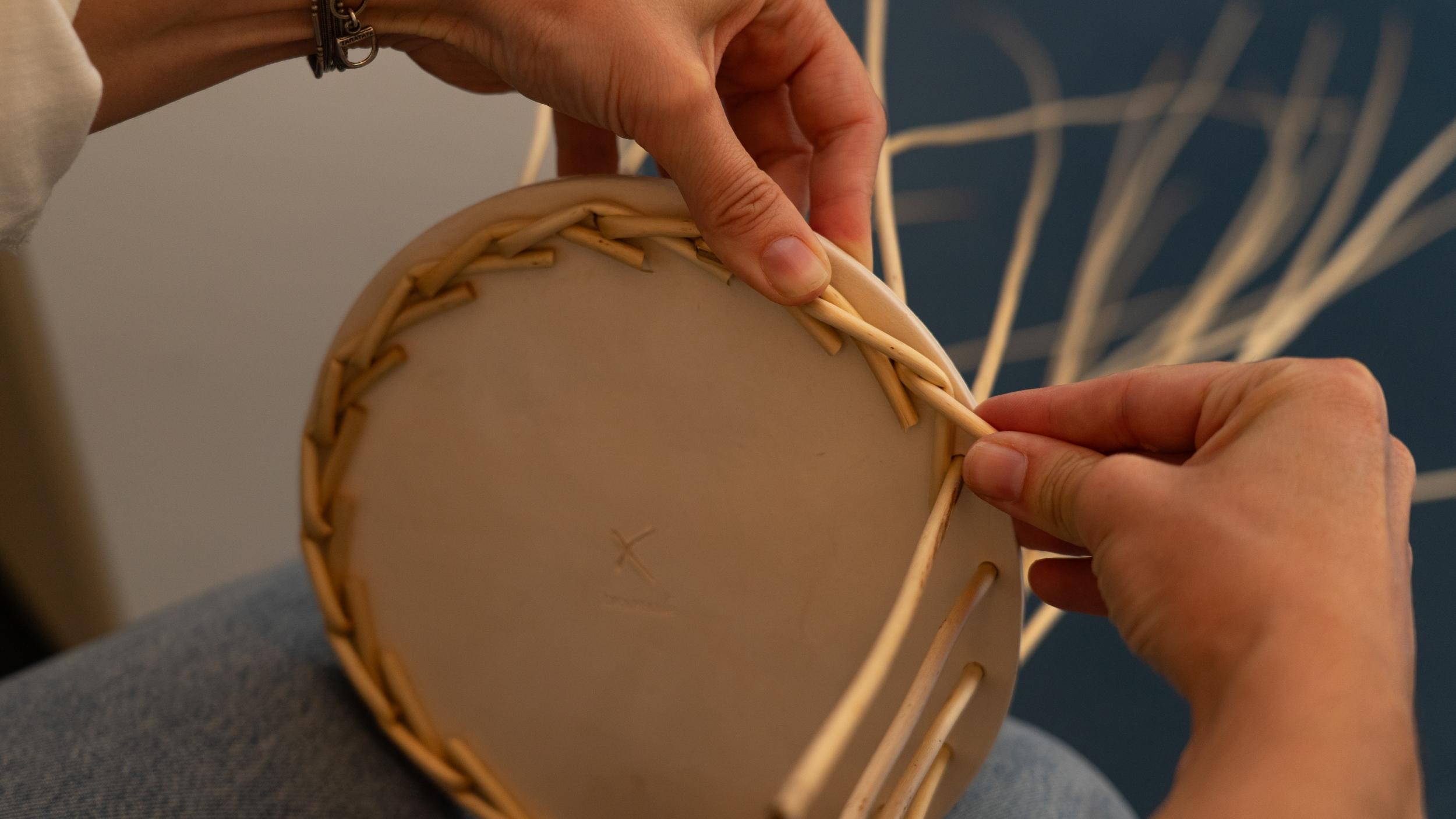 Tressez votre vide-poche en osier sur une base en céramique avec Julie - Image n°2 - Wecandoo