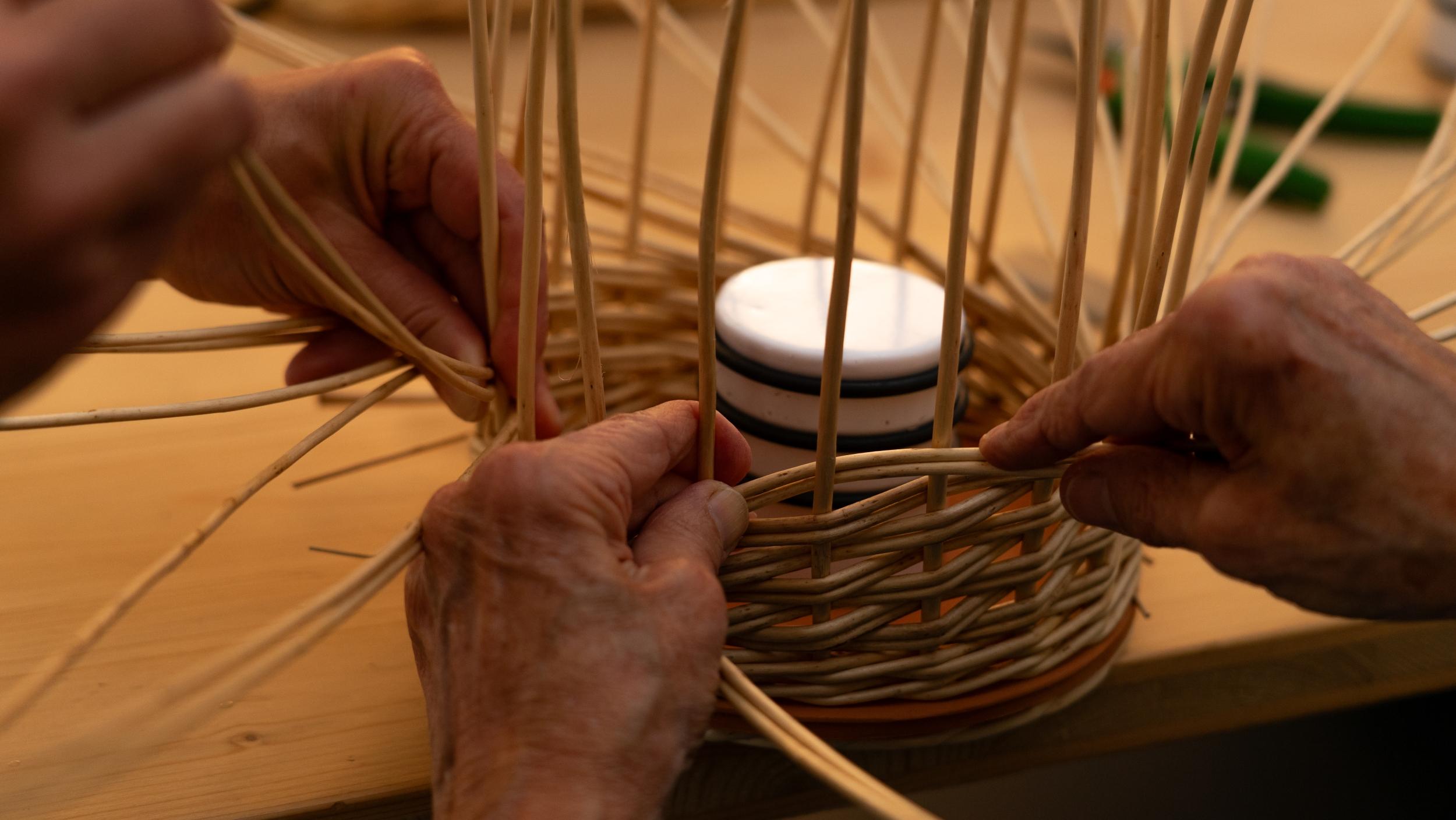 Tressez votre cache-pot en osier sur une base en céramique avec Julie - Image n°5 - Wecandoo