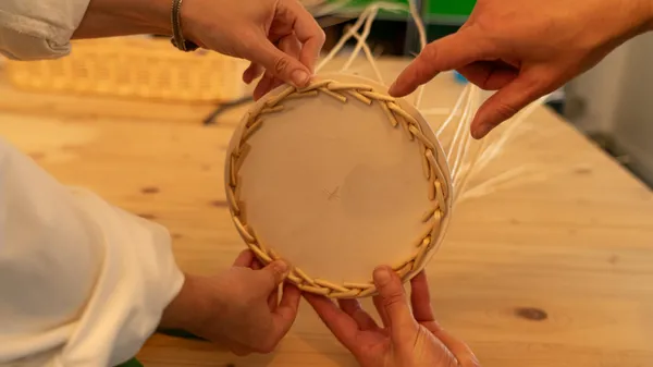 Tressez votre vide-poche en osier sur une base en céramique avec Julie - Image n°5 - Wecandoo