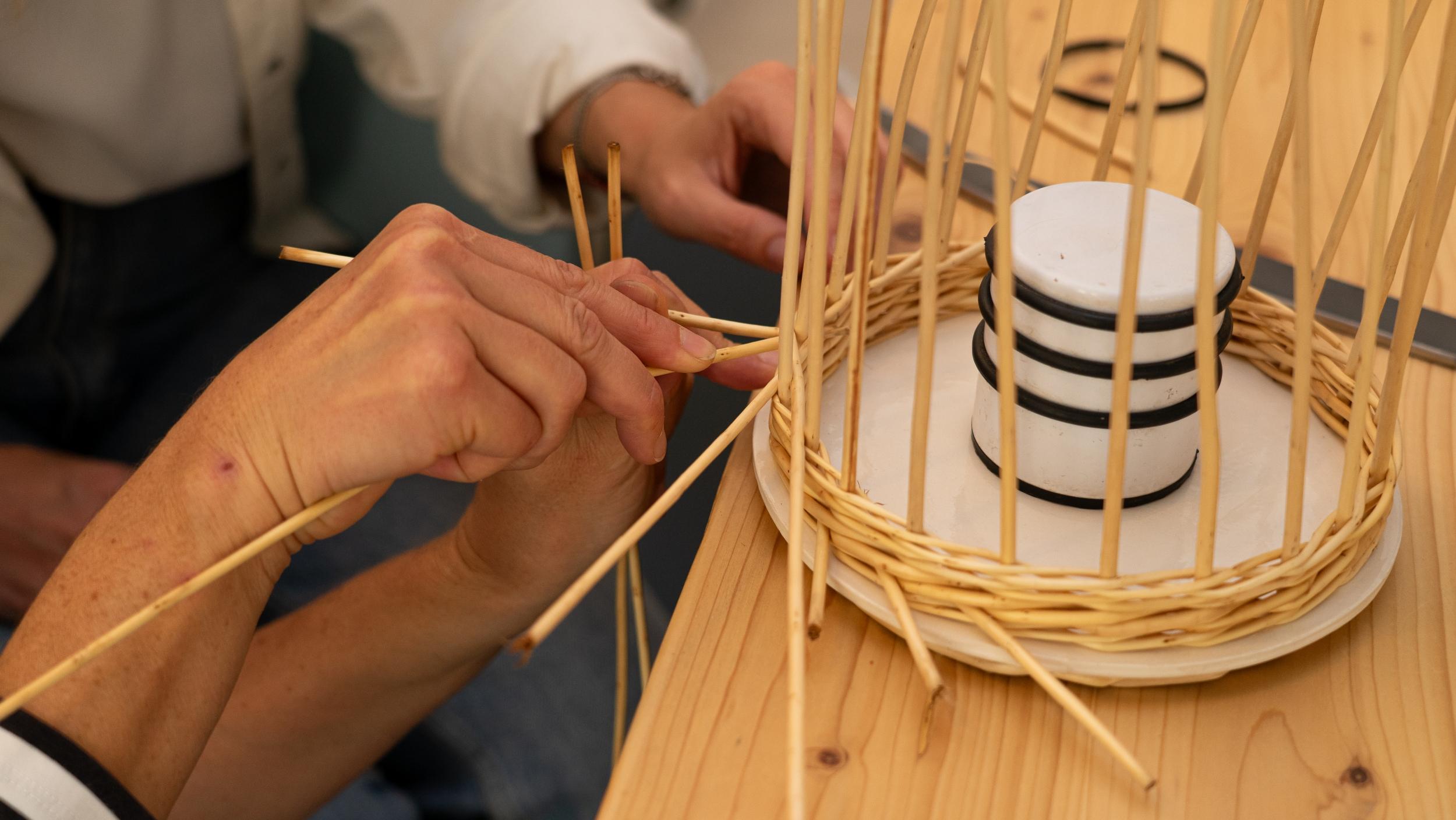 Tressez votre vide-poche en osier sur une base en céramique avec Julie - Image n°8 - Wecandoo