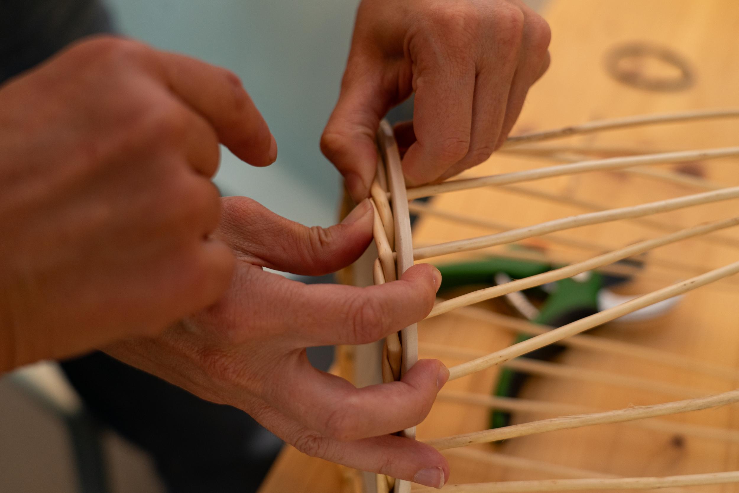 Tressez votre cache-pot en osier sur une base en céramique avec Julie - Image n°7 - Wecandoo