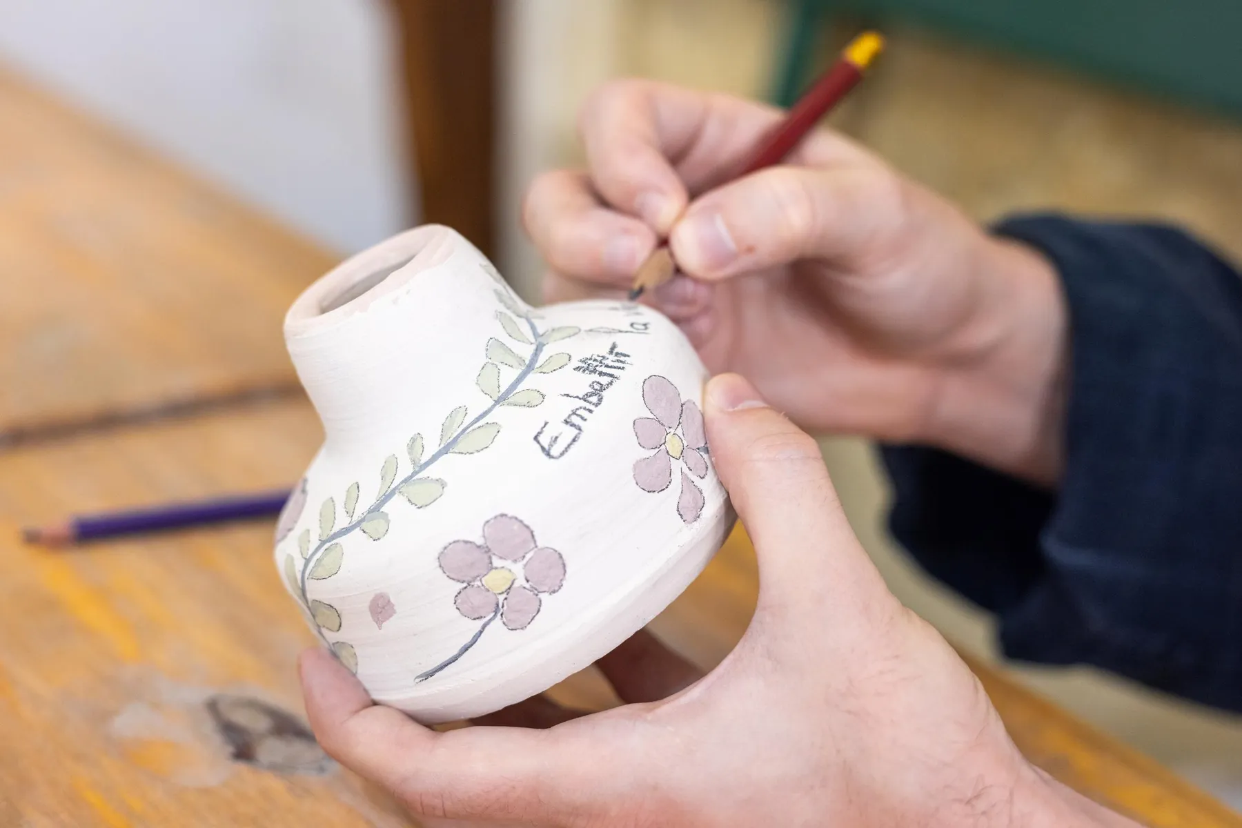 Initiez-vous à la peinture sur céramique avec Arthur - Image n°2 - Wecandoo