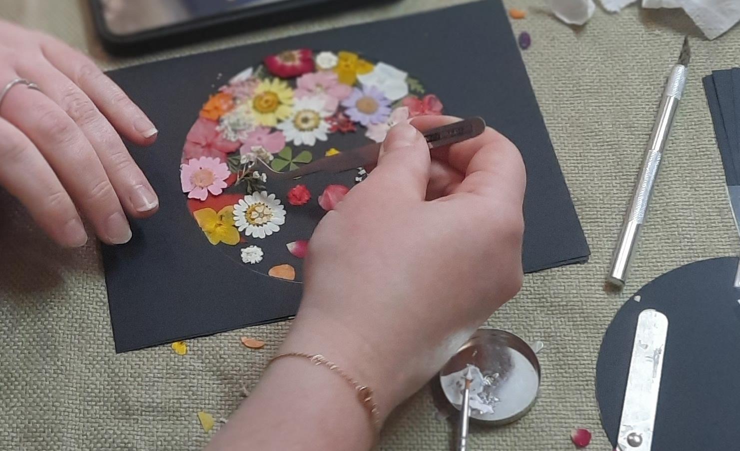 Initiez-vous à l’art des fleurs pressées avec Hélène, Fred et Marion - Image n°7 - Wecandoo