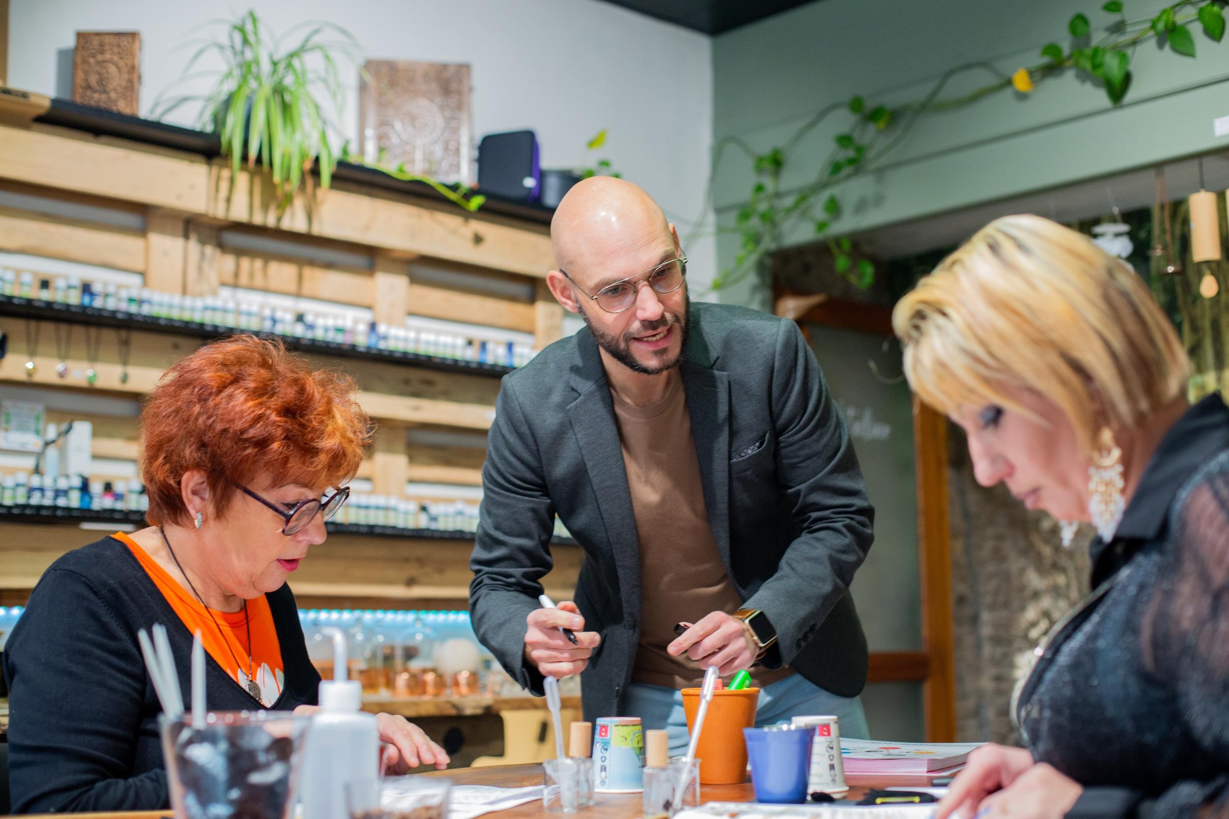Créez votre parfum aux essences naturelles avec Aurélien - Image n°8 - Wecandoo