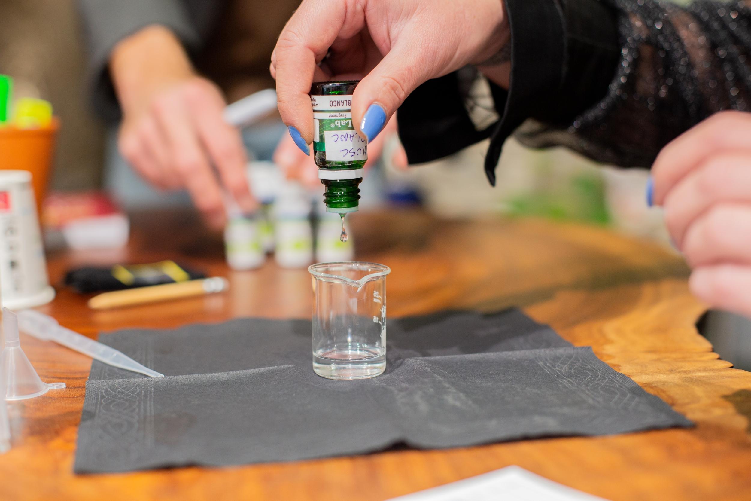 Créez votre parfum aux essences naturelles avec Aurélien - Image n°2 - Wecandoo