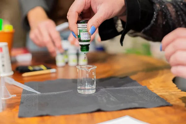 Créez votre parfum naturel personnalisé selon votre date de naissance, avec Aurélien - Image n°2 - Wecandoo