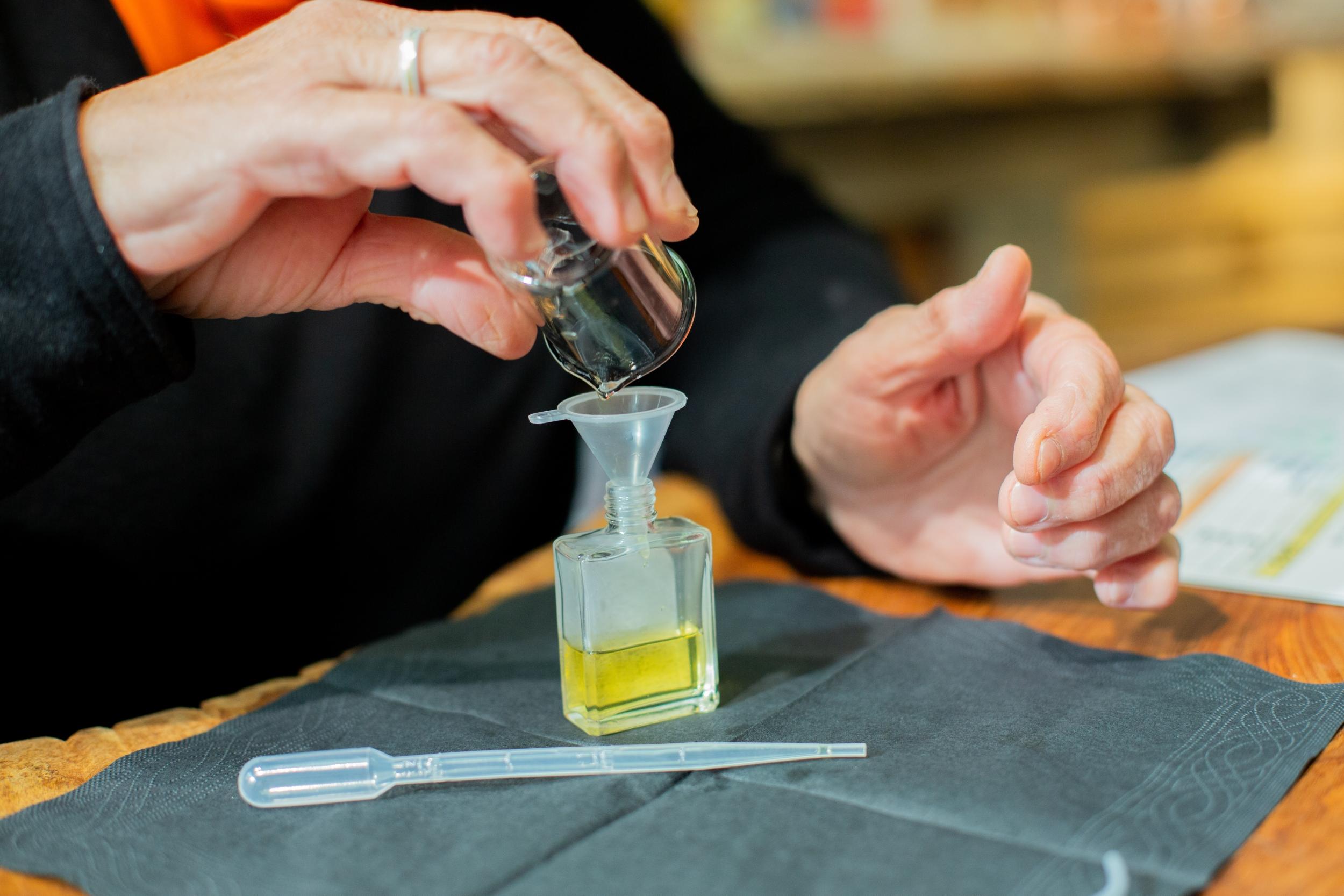 Créez votre parfum aux essences naturelles en duo avec Aurélien - Image n°2 - Wecandoo