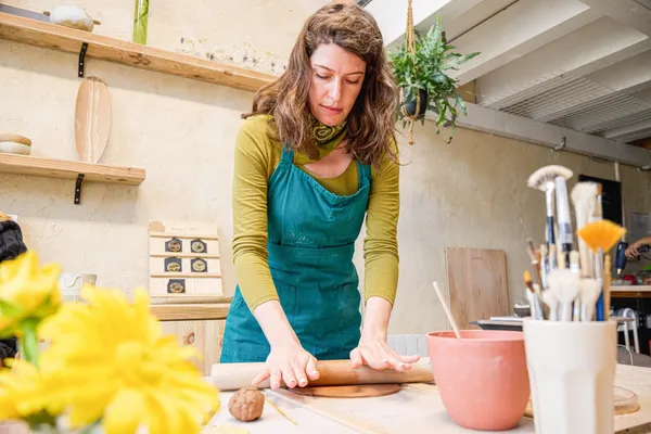 Modelez votre vase ou pied de lampe en terre mêlée en céramique avec Céline - Image n°2 - Wecandoo
