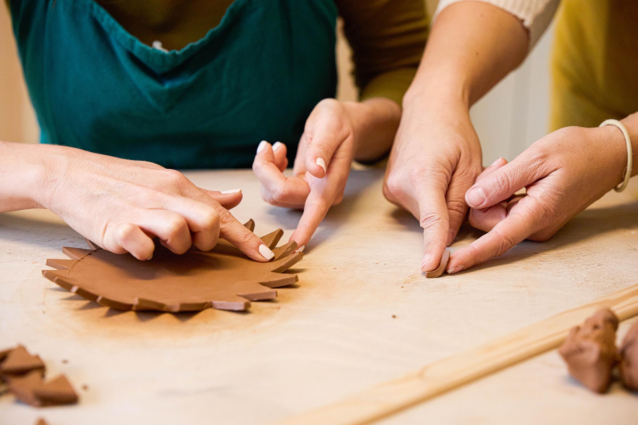 Modelez votre vase ou pied de lampe en terre mêlée avec Céline - Image n°3 - Wecandoo